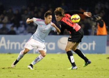 El jugador chileno del Celta Orellana pugna por el balón con el argentino Dubarbier.