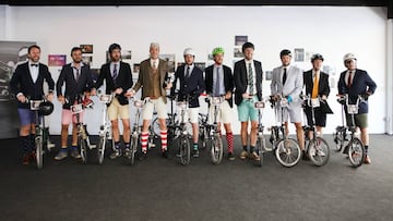 Más de 200 personas pedalean en traje y corbata en Barcelona