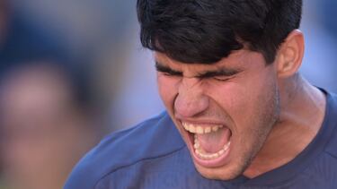 Carlos Alcaraz celebra su victoria sobre Jannik Sinner en las semifinales de Roland Garros 2024.