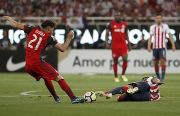 Título de Chivas causa locura en el Ángel de la Independencia