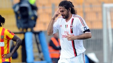 LECCE, ITALY - OCTOBER 23:  Mario Yepes (R) of Milan celebrates after scoring Milan&#039;s fourth and winning goal during the Serie A match between US Lecce and AC Milan at Stadio Via del Mare on October 23, 2011 in Lecce, Italy.  (Photo by Giuseppe Bellini/Getty Images)
