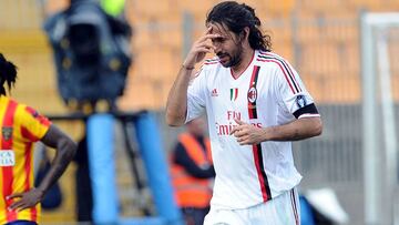 LECCE, ITALY - OCTOBER 23: Mario Yepes (R) of Milan celebrates after scoring Milan's fourth and winning goal during the Serie A match between US Lecce and AC Milan at Stadio Via del Mare on October 23, 2011 in Lecce, Italy. (Photo by Giuseppe Bellini/Getty Images)