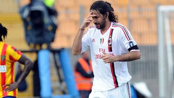 LECCE, ITALY - OCTOBER 23:  Mario Yepes (R) of Milan celebrates after scoring Milan&#039;s fourth and winning goal during the Serie A match between US Lecce and AC Milan at Stadio Via del Mare on October 23, 2011 in Lecce, Italy.  (Photo by Giuseppe Bellini/Getty Images)