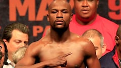 Floyd Mayweather Jr. posa durante el pesaje previo a su pelea con Manny Pacquiao en 2015.