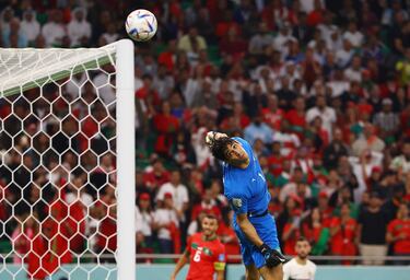 El portero marroquí Yassine Bounou observa como el remate del portugués Bruno Fernandes se va fuera por poco. 
 