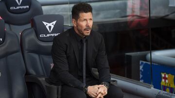 Simeone, en el banquillo del Camp Nou.