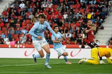 Fer Lpez (Celta/Wolverhampton, 21 a?os)
Claudio Girldez ha sacado oro de A Madroa. El tcnico vio talento, visin de juego y verticalidad en Fer Lpez. Un jugador que se desenvuelve principalmente por la banda derecha, pero que tambin puede jugar como mediapunta o centrocampista. El ascenso al primer equipo lleg a mitad de temporada para disputar 20 partidos entre Liga y Copa en los que marc cuatro goles. Tiempo suficiente para llamar la atencin de los clubes de la Premier y que los Wolves pusieran 23 millones de euros encima de la mesa para hacerse con su fichaje. 
