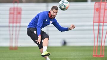 Iñigo Martínez durante un entrenamiento con el Athletic.