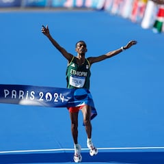 Impactante: Kipchoge colapsa en París en el oro del suplente Tola