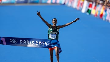 Impactante: Kipchoge colapsa en París en el oro del suplente Tola