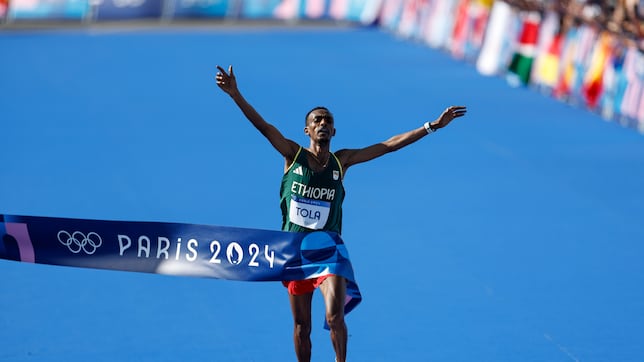 Impactante: Kipchoge colapsa en París en el oro del suplente Tola