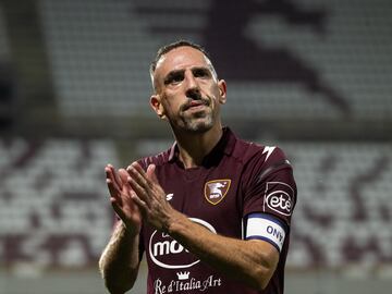 La Salernitana confirmó la renovación automática de su contrato tras lograr la permanencia en la Serie A, por lo que Franck Ribéry seguirá jugando al máximo nivel, como mínimo, hasta los 40 años. El atacante francés, que permaneció dos temporadas en la Fiorentina tras dejar el Bayern de Múnich, recaló en la recién ascendida Salernitana durante la 2021/2022, donde ha terminado disputando 23 partidos, 16 como titular.