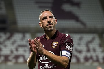 La Salernitana confirmó la renovación automática de su contrato tras lograr la permanencia en la Serie A, por lo que Franck Ribéry seguirá jugando al máximo nivel, como mínimo, hasta los 40 años. El atacante francés, que permaneció dos temporadas en la Fiorentina tras dejar el Bayern de Múnich, recaló en la recién ascendida Salernitana durante la 2021/2022, donde ha terminado disputando 23 partidos, 16 como titular.