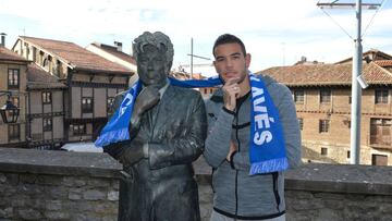 Theo Hern&aacute;ndez posa para AS en las calles de Vitoria.