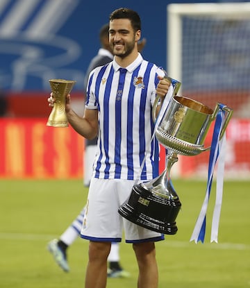 Mikel Merino con los trofeos de la Copa del Rey y MVP del partido.