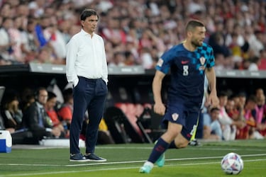 El entrenador croata, Zlatko Dalic, da instrucciones a su equipo en la banda.