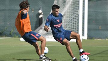 Marcos Acu&ntilde;a, con la pelota, este mi&eacute;rcoles.