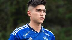 Daniel Ruiz con la nueva camiseta de Millonarios para 2023.