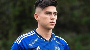 Daniel Ruiz con la nueva camiseta de Millonarios para 2023.