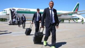 Arturo Vidal llegó de traje y zapatillas a la capital alemana.