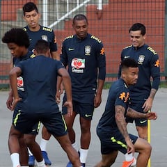 Brasil duda entre Fernandinho o Allan para debut ante Bolivia