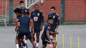 Brasil duda entre Fernandinho o Allan para debut ante Bolivia
