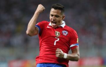 LIM07. LIMA (PERÚ), 13/10/2015.- El futbolista chileno Alexis Sánchez celebra después de anotar un gol hoy, martes 13 de octubre de 2015, durante un partido entre Chile y Perú por las eliminatorias al mundial de fútbol Rusia 2018, en el Estadio Nacional de Lima (Perú). EFE/Ernesto Arias