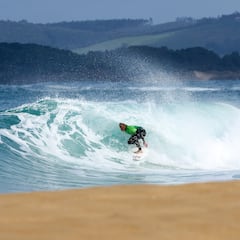 Tom Curren surfea (gana) y canta en el Family Surfing Challenge