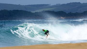 Tom Curren surfeando en Cantabria