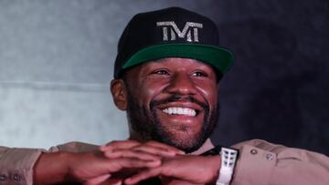 MEX6193. CIUDAD DE MÉXICO (MÉXICO), 21/08/2024.- El boxeador estadounidense Floyd Mayweather participa este miércoles en una rueda de prensa en la Ciudad de México (México). Mayweather aseguró que podría vencer a Julio César Chávez, leyenda del boxeo mexicano, y a su hijo, Julio César Chávez Jr., con una mano en la misma noche. EFE/ Isaac Esquivel