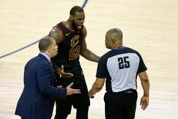 LeBron James discutiendo con los árbitros. 