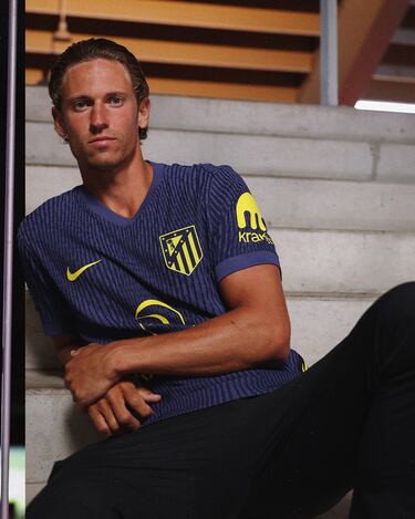 De predominante tonalidad en azul marino, su diseño incorpora además unos impactantes rayos en sus dorsales, cuyo vibrante color amarillo  otorga un toque eléctrico y distintivo. La equipación está inspirada en la banda sonora en los momentos previos a cada partido que se disputa en el Riyadh Air Metropolitano.