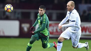 Turin (Italy), 02/12/2017.- Torino's Iago Falque (L) and Atalanta's Andrea Masiello in action during the Italian Serie A soccer match Torino FC vs Atalanta BC at Olimpico stadium in Turin, Italy, 02 December 2017. (Italia) EFE/EPA/ALESSANDRO DI MARCO