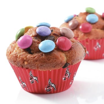 ”Cupcake? Here’s some I baked earlier. Oh yes, I AM a massive fan of FC Köln, how ever did you guess?”
