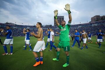 Cruz Azul jugó su último partido de Liga MX en el Estadio Azul. ‘LA máquina’ ganó 2-0 a Monarcas Morelia y le regaló una última alegría a su afición, quien sufrió más de lo que celebró en esta casa, pues los celestes nunca pudieron alzar un campeonato en este inmueble. Ahora, deberán mudarse al Estadio Azteca, donde esperan poder dejar atrás la ‘maldición’ y poner el objetivo en el título del futbol mexicano. 