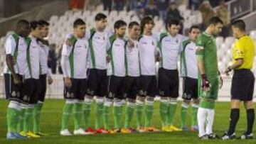 El capitán del Racing se dirige a Gil Manzano.