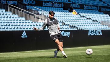 El central mexicano N&eacute;stor Ara&uacute;jo golpea el bal&oacute;n durante un entrenamiento del Celta.