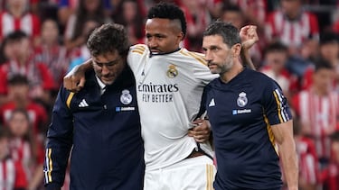 Militao, central del Real Madrid, se retira lesionado en el partido contra el Athletic de la primera jornada de LaLiga EA Sports, disputado el 12 de agosto de 2023 en San Mamés.