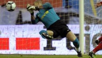<b>ÚLTIMO TRIUNFO. </b>Forlán bate a Valdés durante el Atleti-Barça que ganó el equipo madrileño la pasada temporada. El segundo gol lo hizo Simao.