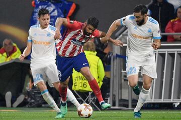 Diego Costa entre Florian Thauvin y Adil Rami.