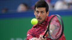 Novak Djokovic devuelve una bola ante John Isner durante su partido de octavos de final en el Masters 1.000 de Shangh&aacute;i.