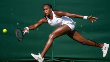 Cori Gauff devuelve una bola en la previa de Wimbledon en el Bank of England Sports Centre, Roehampton. 