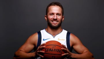 DALLAS, TX - SEPTEMBER 21:  J.J. Barea #5 of the Dallas Mavericks poses for a portrait during the Dallas Mavericks Media Day held at American Airlines Center on September 21, 2018 in Dallas, Texas. NOTE TO USER: User expressly acknowledges and agrees that, by downloading and or using this photograph, User is consenting to the terms and conditions of the Getty Images License Agreement.  (Photo by Tom Pennington/Getty Images)
 PUBLICADA 24/01/21 NA MA01 1COL
 PUBLICADA 24/01/21 NA MA33 5COL