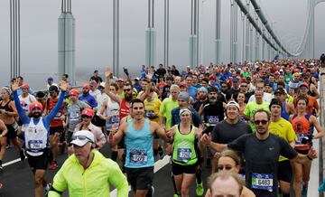 El grupo de participantes a su paso por el Verrazano-Narrows Bridge.