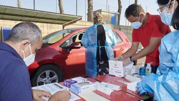 El doctor De los Mártires, durante los test PCR a la plantilla.