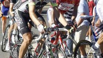 <b>MAL DÍA. </b>Purito Rodríguez, entre Menchov y Mollema, justo antes de pillar la pájara en La Covatilla.