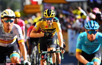 Wout Van Aert del Jumbo Visma se volvió a quedar con la victoria después de una etapa marcada por los abanicos que afectaron a varios que estaban en el Top 10 de la clasificación general. Egan es el mejor colombiano a 13 segundos del líder Adam Yates del 