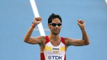 El corredor español Javier Guerra expresa su alegría tras finalizar la maratón de los Mundiales de Atletismo Moscú 2013 que se celebran en el Estadio Olímpico Luzhnikí de la capital rusa, en la que ha finalizado en decimoquinta posición.