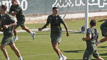 Cristian Tello, en un entrenamiento con el Betis.