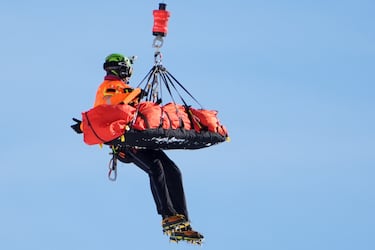 Vista general mientras Lindsey Vonn es trasladada en helicóptero tras sufrir un accidente durante el descenso femenino.
